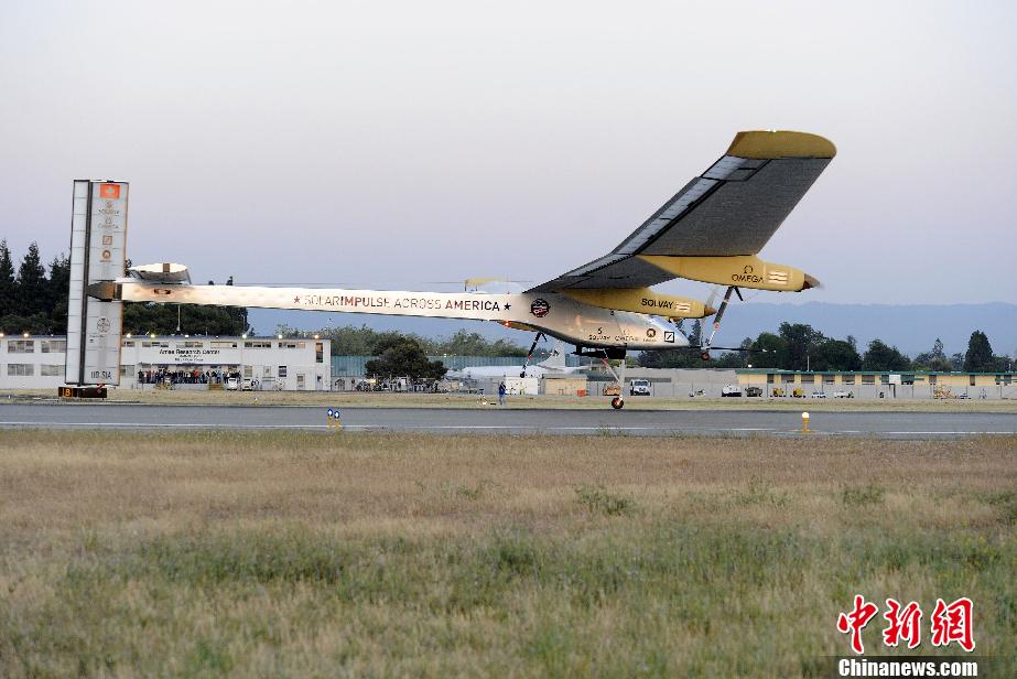 Première étape de l'avion expérimental suisse Solar Impulse aux Etats-Unis