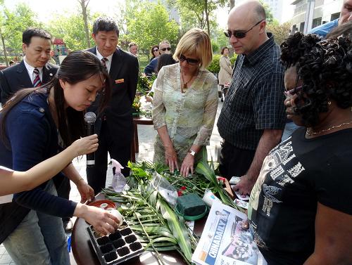 Le Salon du jardinage de Beijing offre des semences de fleurs aux invités étrangers