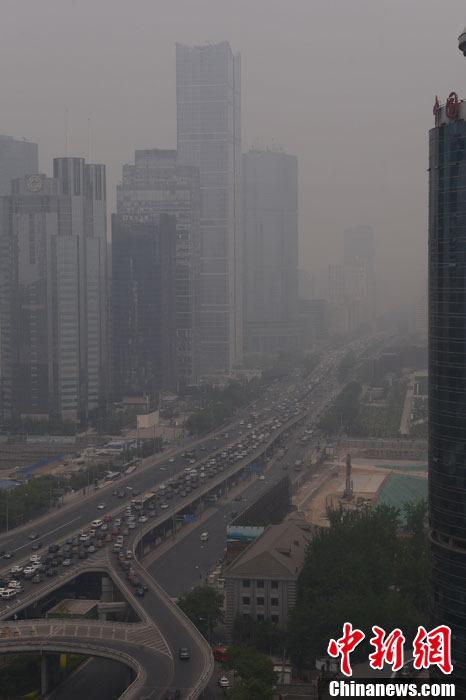 Pollution: un brouillard épais recouvre Beijing