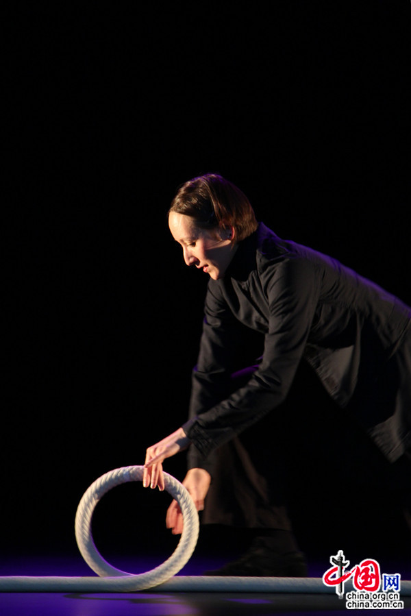 Linéa jongle avec des cordes à Beijing