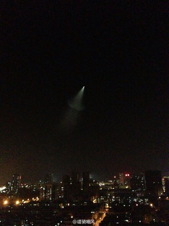 Flash info : un OVNI géant est apparu la nuit dernière en Chine.