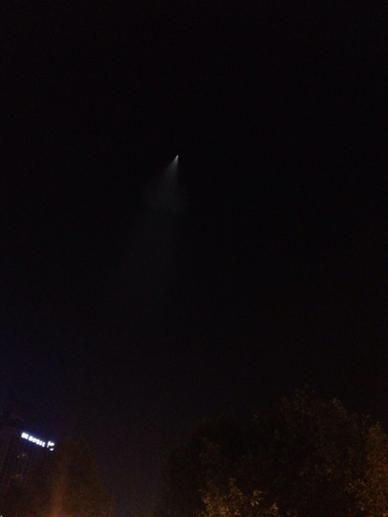 Flash info : un OVNI géant est apparu la nuit dernière en Chine.