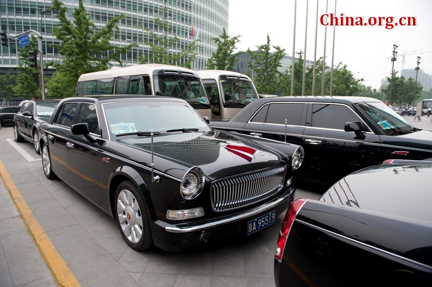 La berline Hongqi transporte une mission grecque