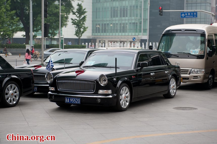 La berline Hongqi transporte une mission grecque