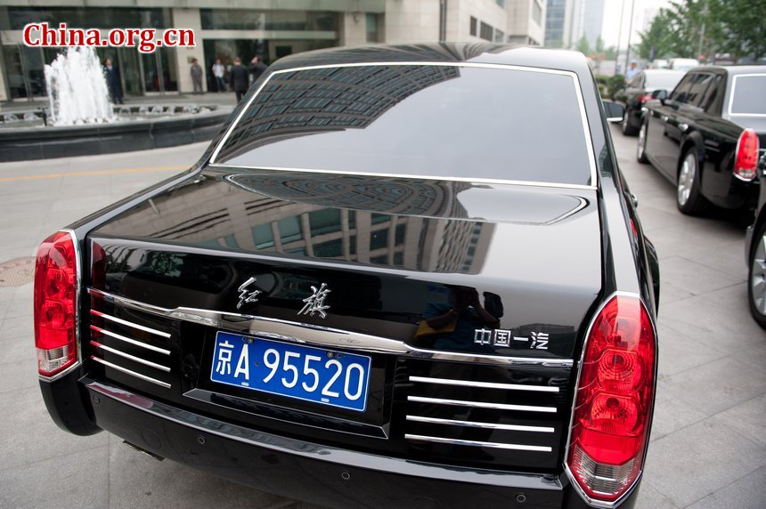 La berline Hongqi transporte une mission grecque