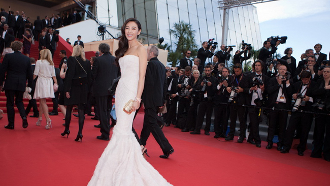 Deux looks glamours de la comédienne chinoise Zhang Yuqi à Cannes