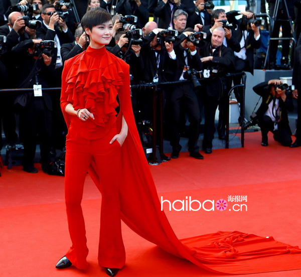 Li Yuchun en rouge passion monte les marches à Cannes