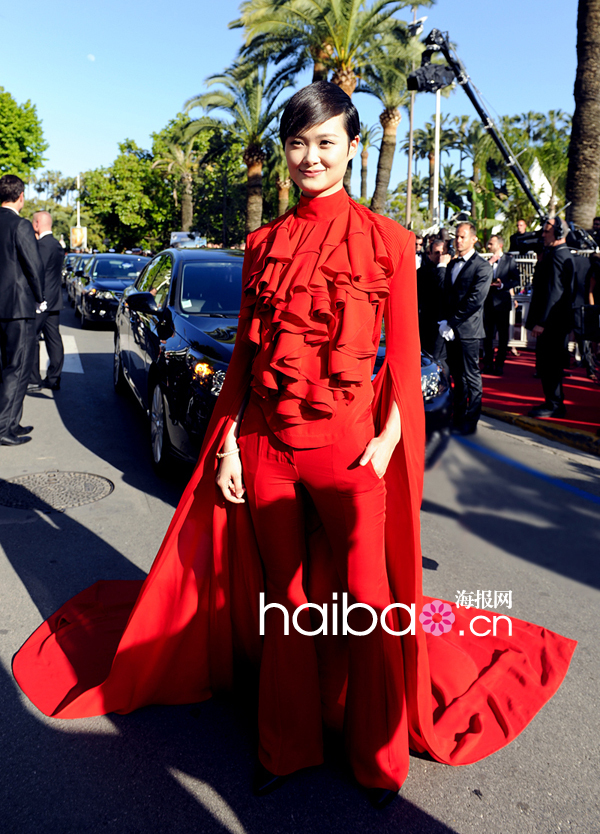 Li Yuchun en rouge passion monte les marches à Cannes