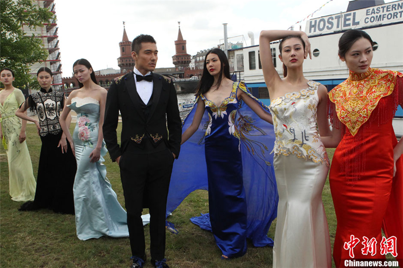 Défilé de mode à Berlin : la culture traditionnelle chinoise à l&apos;honneur