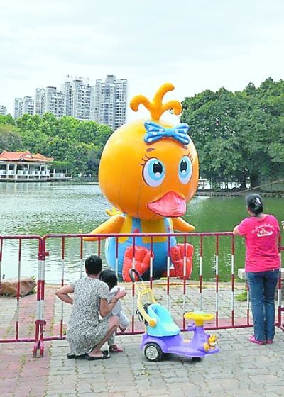 Des sosies du canard géant en Chine