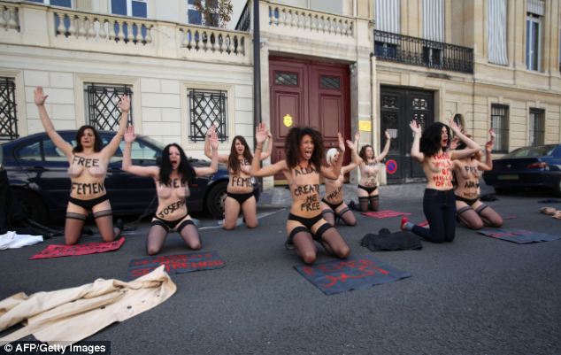 La manifestation topless des Femen à Paris contre le procès de ses membres en Tunisie