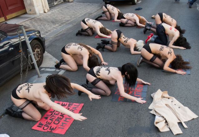 La manifestation topless des Femen à Paris contre le procès de ses membres en Tunisie