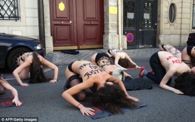 La manifestation topless des Femen à Paris contre le procès de ses membres en Tunisie