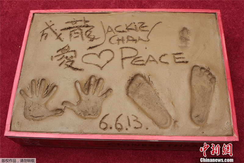 Jackie Chan dépose ses empreintes à Hollywood
