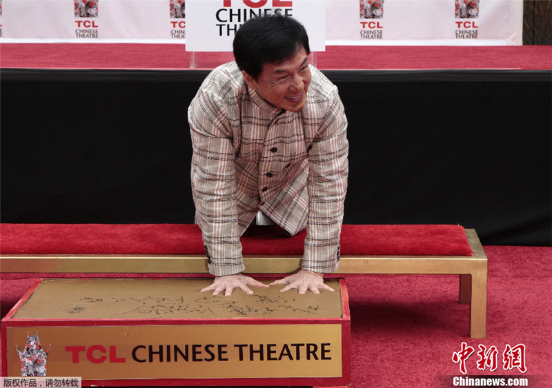 Jackie Chan dépose ses empreintes à Hollywood