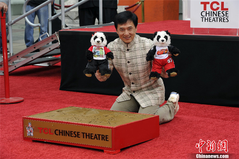 Jackie Chan dépose ses empreintes à Hollywood