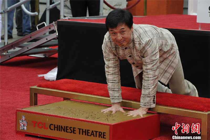 Jackie Chan dépose ses empreintes à Hollywood