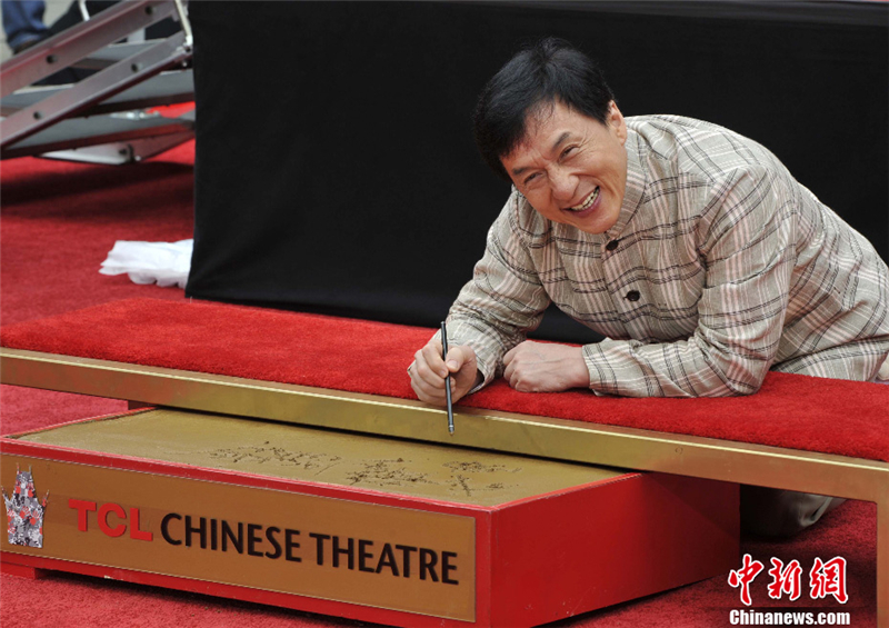 Jackie Chan dépose ses empreintes à Hollywood