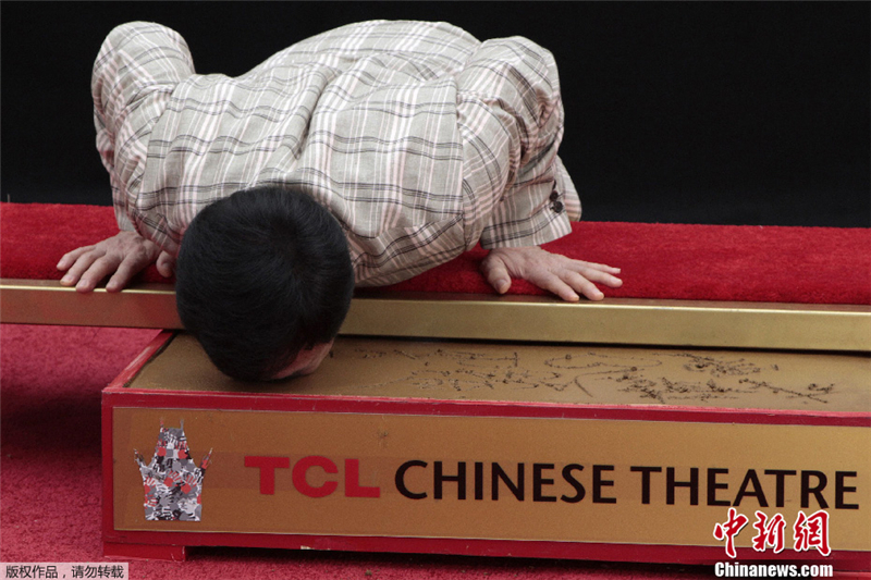 Jackie Chan dépose ses empreintes à Hollywood