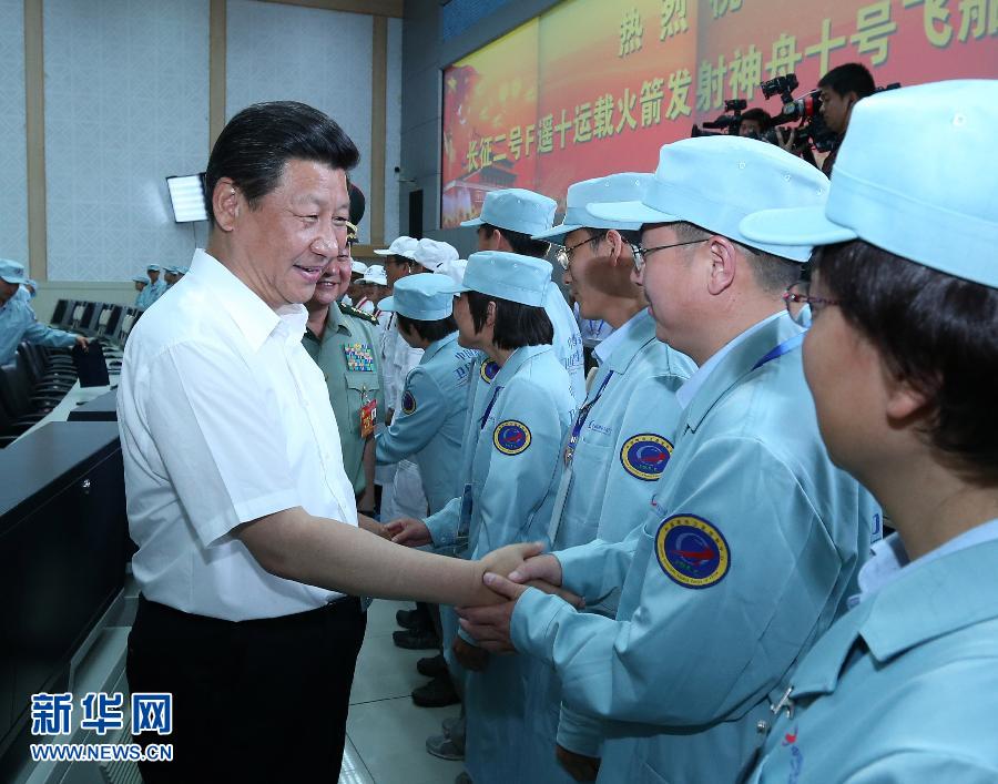 Le président chinois observe le lancement du vaisseau spatial habité Shenzhou-10