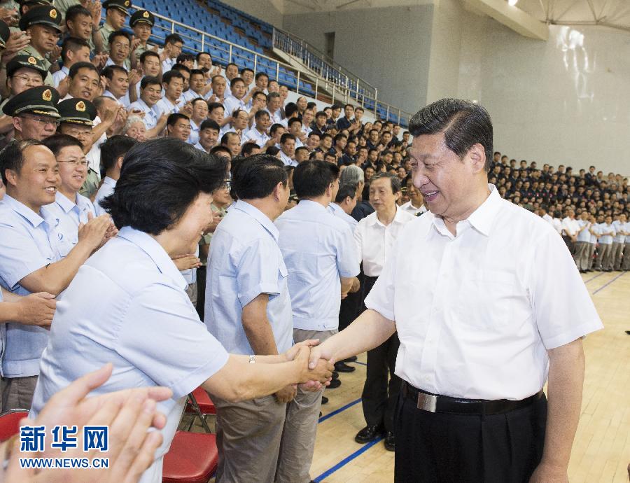 Le président chinois observe le lancement du vaisseau spatial habité Shenzhou-10