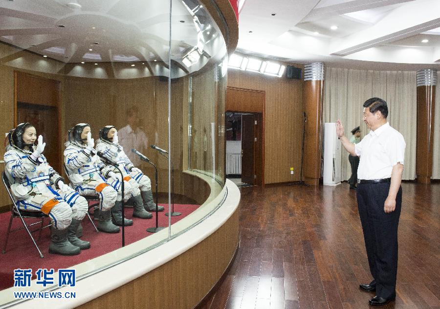 Le président chinois observe le lancement du vaisseau spatial habité Shenzhou-10