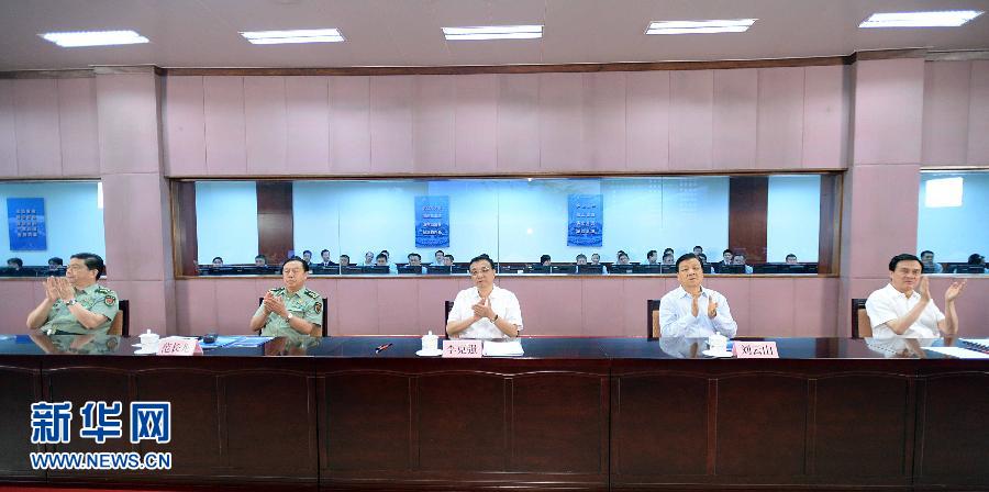 Le Premier ministre chinois Li Keqiang et Liu Yunshan, membre du Comité permanent du Bureau politique du Comité central du Parti communiste chinois, se trouvaient pour leur part au Centre de contrôle aérospatial de Beijing pour assister en direct à la diffusion du lancement.
