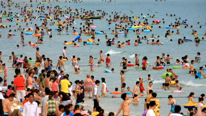 Hainan : la plage de Sanya noire de monde pendant la fête des Bateaux-dragons