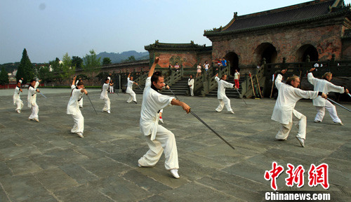 Des amateurs d'arts martiaux étrangers au mont Wudang