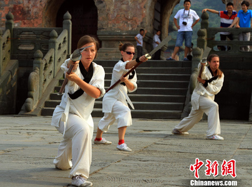 Des amateurs d&apos;arts martiaux étrangers au mont Wudang
