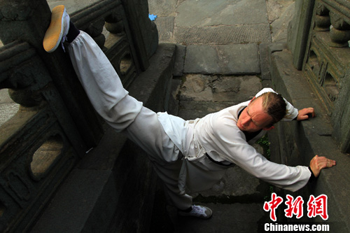 Des amateurs d'arts martiaux étrangers au mont Wudang Des amateurs d'arts martiaux étrangers au mont Wudang