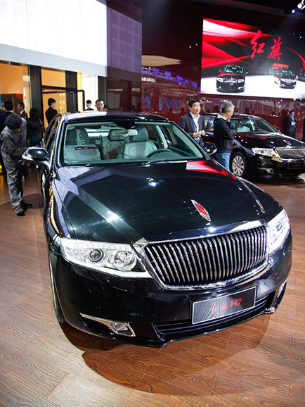 Une limousine H7 Hongqi (drapeau rouge) de FAW est présentée pendant la XIIe Exposition internationale de l'auto de Beijing, connue sous le nom d'Auto China 2012, à Beijing, Chine, le 23 avril 2012.