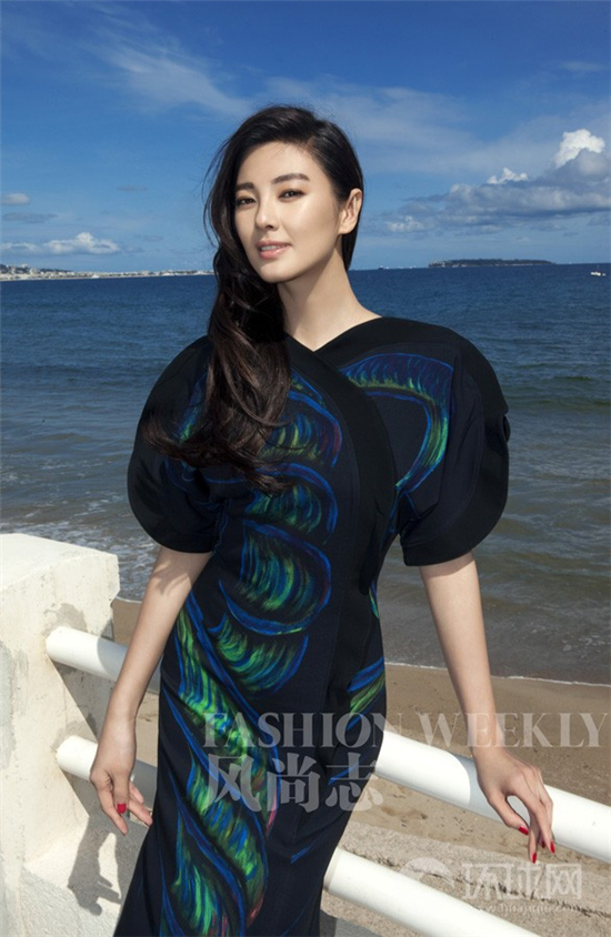 Zhang Yuqi fait la une du magazine Fashion Weekly