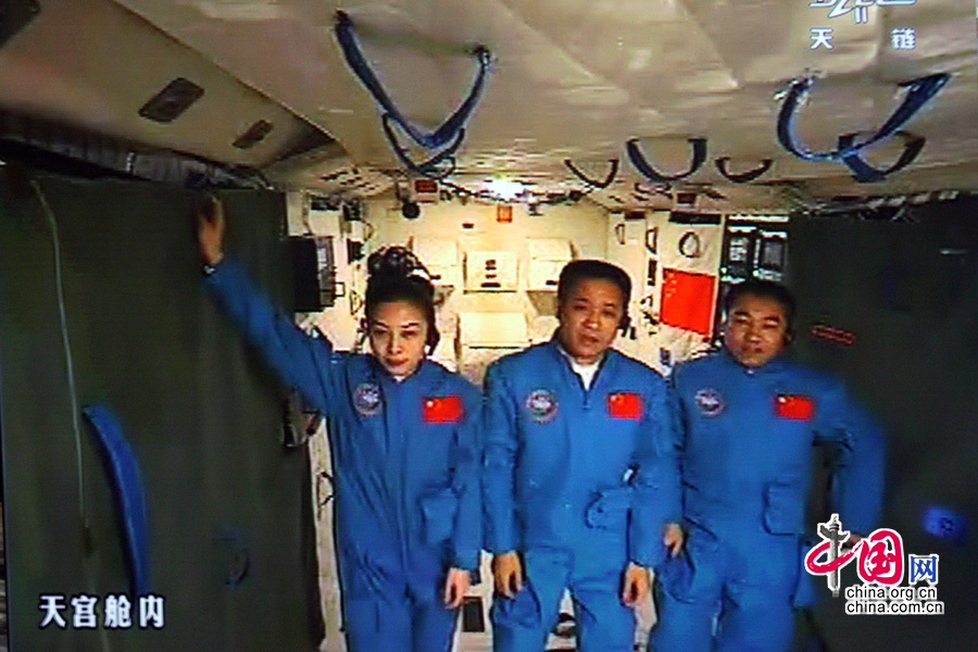 Le président chinois parle avec les astronautes à bord du Tiangong-1