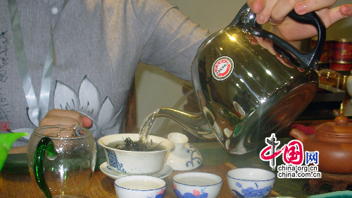 L'art du thé chinois invite à sa table les étrangers de Beijing
