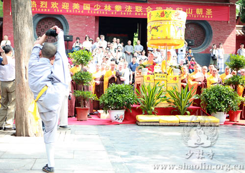 Des adeptes d&apos;arts martiaux provenant des États-Unis arrivent au temple Shaolin