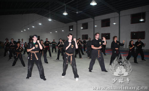 Des adeptes d&apos;arts martiaux provenant des États-Unis arrivent au temple Shaolin
