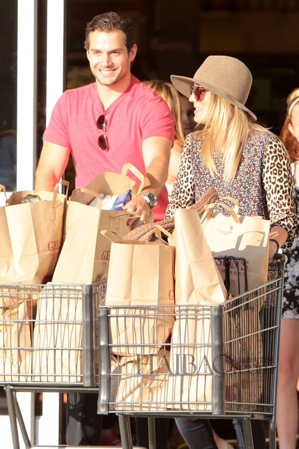 Kaley Cuoco main dans la main avec Henry Cavill