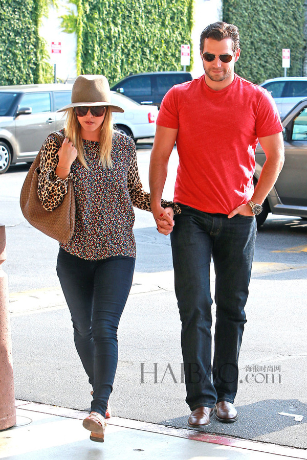 Kaley Cuoco main dans la main avec Henry Cavill