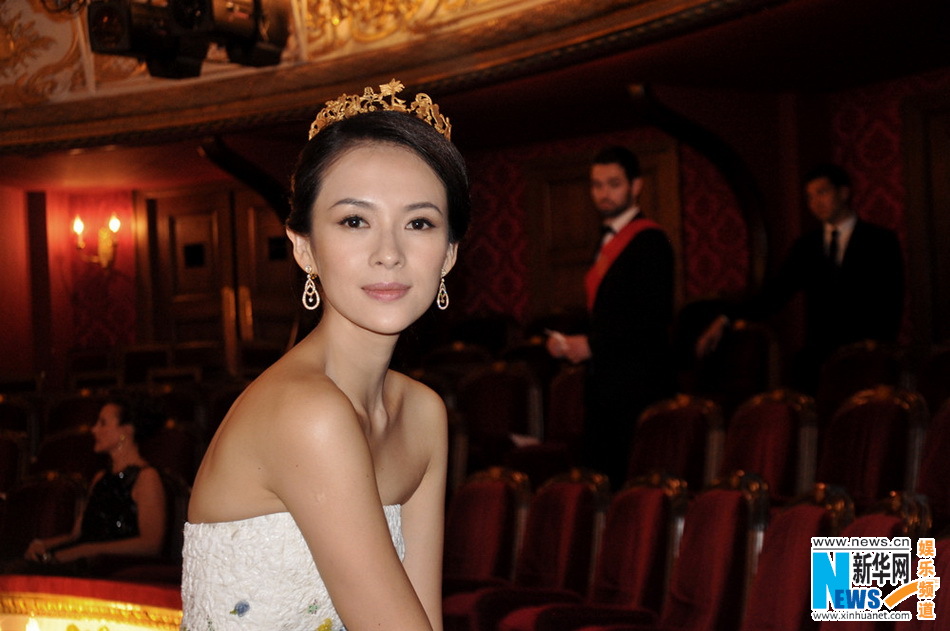 Zhang Ziyi assiste au grand bal de la Comédie Française