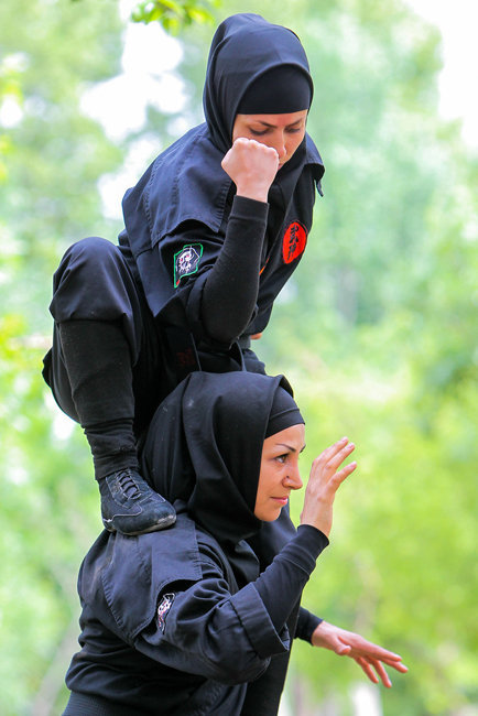 Gare aux femmes ninja...iraniennes