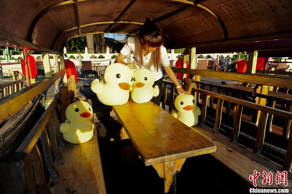 Beijing : la fièvre des canards jaunes gagne Shichahai