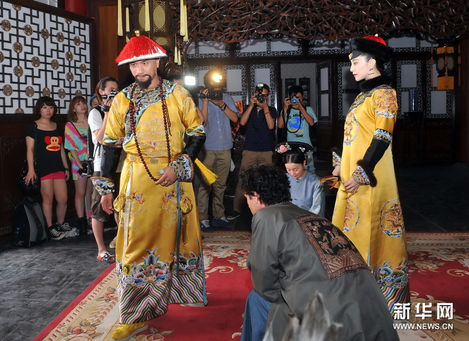 Photos de tournage : Fan Bingbing en impératrice pour le nouveau film de Charles de Meaux