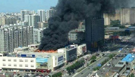 Un supermarché Carrefour prend feu à Beijing