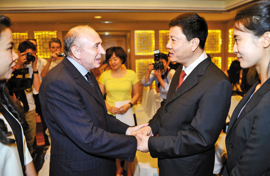 Le maire de Guangzhou Chen Jianhua rencontre le sénateur-maire de Lyon et président du Grand Lyon, Gérard Collomb.