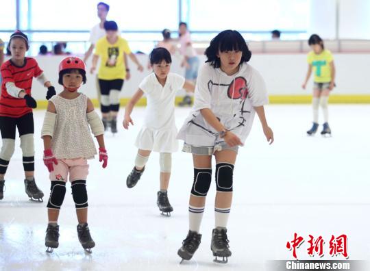 À Nanjing dans la province du Jiangsu, des enfants font du patin à glace.