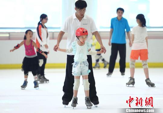 À Nanjing dans la province du Jiangsu, des enfants font du patin à glace.