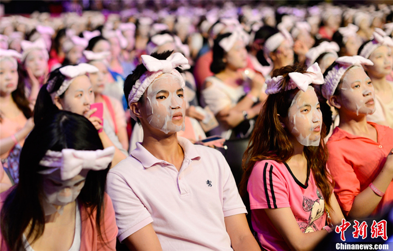 Record Guinness : 1223 personnes se font un masque ensemble