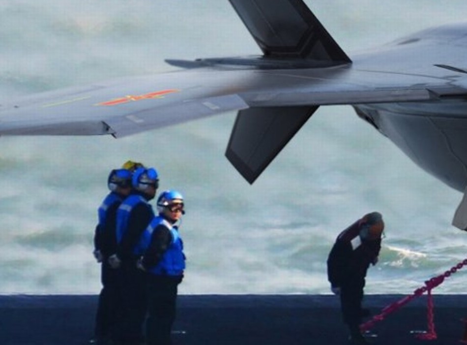 Photoshop : le chasseur furtif chinois J-20 embarqué sur le porte-avion