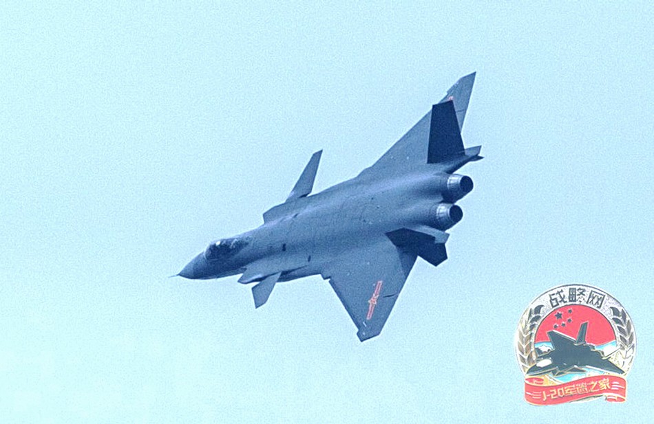 Photoshop : le chasseur furtif chinois J-20 embarqué sur le porte-avion